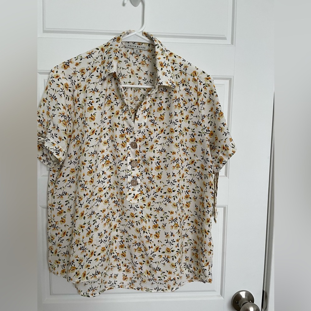 Yellow fall floral short sleeve top the sleeve tie accent. M